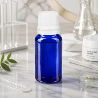 Blaue 10ml Flasche aus Apothekerglas mit weißem Sicherheitsdeckel für Naturkosmetik