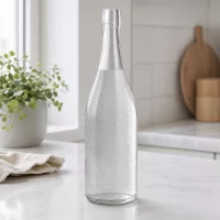 750ml UNiTWIST Glasflasche mit Sprudelwasser befüllt moderne Küche weißer Marmor Arbeitsplatte Ambiente