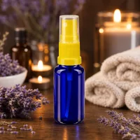 Lichtschützende Glassprayflasche 20ml Blau mit gelbem Sprühaufsatz und transparenter Kappe