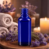30ml ApoGlas Apothekenflasche in Dunkelblau auf Holztablett mit entspanntem Spa-Dekor
