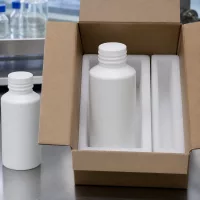 Robuste weiße HDPE Kunststoffflasche 50ml ohne Deckel in professioneller Laborumgebung