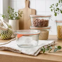 WECK Sturzglas 165ml RR80 in moderner Küche mit Vorratsgläsern voller Nüsse und Getreide auf Holzarbeitsplatte