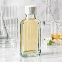 Kompakte Glasflasche flach 50 ml Meplat klar mit weißem Verschluss und Gießring