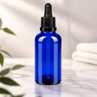 Stilvolle Laborqualität: 50ml blaue Glasflasche mit präzisem schwarzem Pipettensystem