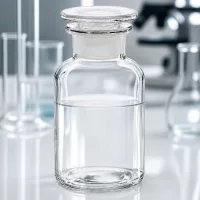 Pharmazeutische Glasflasche 250ml Weithals klar mit Glasstopfen zwischen Laborgeräten