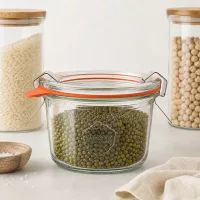 WECK Sturzglas 80ml RR60 mit grünen Mungbohnen in moderner Vorratsküche zeigt luftdichte Hülsenfrüchte-Lagerung