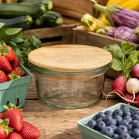 WECK Mini Sturzglas 50ml mit Bambusdeckel umgeben von frischem Obst und Gemüse auf Holztisch im Farmhouse-Stil