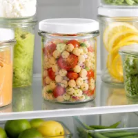 Sortierte Kühlschrankorganisation mit UNiTWIST Rundgläsern 214ml und weißen BasicSeal Deckeln