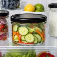 225ml Sturzglas mit schwarzem Deckel im Kühlschrank - praktische Aufbewahrung für Gemüse-Snacks und Meal Prep