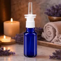 Aromatherapie-Nasenspray 20ml in blauer Glasflasche mit transparenter Sprayspitze und Wellnessdekoration