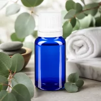 Kompakte blaue Tropfflasche 10ml mit weißem Schraubverschluss auf Marmor