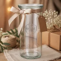 WECK Sturzglas 1500ml RR100 als Geschenk dekoriert mit beiger Schleife und Anhänger auf Holz mit Geschenkboxen