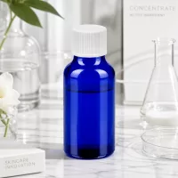 Kompakte blaue Glasflasche 20ml mit weißem Verschluss ideal für Reise und unterwegs