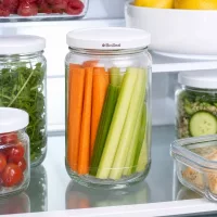 UNiTWIST Runda305 im Kühlschrank mit frischen Karottensticks und Sellerie - optimale Gemüse-Frischhaltung dank BioSeal