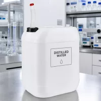 Lebensmittelechter PE-Kanister 20 Liter mit Auslaufrohr für sichere Flüssigkeitsentnahme im Labor