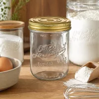 1020ml Sturzglas Familia Wiss mit goldenem Deckel auf Holztisch neben Backzutaten und weiteren Einmachgläsern