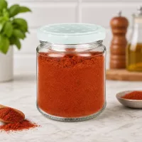 212ml Rundglas gefüllt mit rotem Paprikapulver, mint BasicSeal Deckel mit Punkten, Küchenszene mit Gewürzen