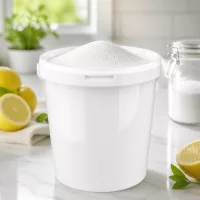 Weißer PP Eimer 10 Liter mit überlaufendem Pulverinhalt und Glasvorratsglas im Hintergrund