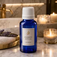 Schlanke blaue 20ml Apothekerflasche mit weißem Originalitätsverschluss im luxuriösen Badezimmer-Ambiente