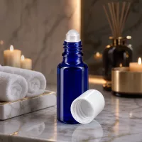 20ml Roll-On Flasche aus blauem Apothekenglas mit weißem Schraubverschluss in Wellnessumgebung