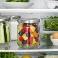 212ml Rundglas mit BasicSeal Deckel im Kühlschrank gefüllt mit frischem Obstsalat zeigt optimale Frischhaltung