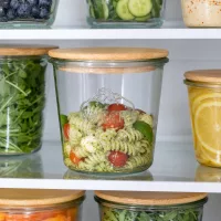 WECK Sturzglas 580ml mit Holzdeckel gefüllt mit Nudelsalat im Kühlschrank zur frischen Lebensmittelaufbewahrung