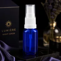 Blaue 10ml Flakon aus Apothekenglas mit transparentem Deckel und weißem Sprühkopf Standard