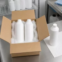 Weiße HDPE Flaschen 250ml mit SV-Verschluss in Kartonverpackung für sicheren Chemikalientransport