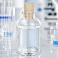 Verschlossene Laborflasche 50ml aus transparentem Glas mit Korkstopfen Nahaufnahme