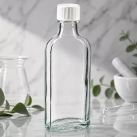 Schmale 100ml Glasflasche Meplat-Form klar mit gerilltem Weißdeckel und Ausgießer