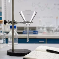 Kompakter 50mm Labortrichter aus Kalk-Soda-Glas mit ergonomischem Design für den täglichen Einsatz