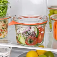 WECK Sturzglas 80ml RR60 im Kühlschrank mit frischem Salat zeigt praktische Aufbewahrung von Lebensmitteln