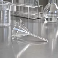 Ergonomischer Glastrichter mit breiter Öffnung und kompaktem Design für einfache Handhabung