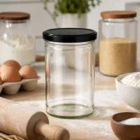 Leeres 1053ml Sturzglas mit schwarzem Deckel in Küche mit Eiern Mehl Nudelholz für Backen und Kochen