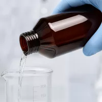 Professionelle Laborabfüllung mit brauner 750ml PET Flasche in graduiertes Borosilikatbecherglas