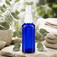 UV-Schutz Apothekerglas Sprayflasche 30ml blau mit Eukalyptus und natürlichen Wellness Accessoires
