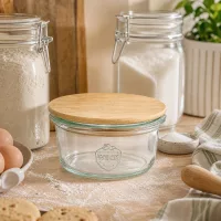 WECK Mini Sturzglas 50ml mit Bambusdeckel in gemütlicher Backstube zwischen Mehl, Eiern und Backutensilien auf Holzbrett
