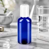 Blaue Apothekerflasche 50ml mit Roll-On Funktion für hygienische und kontrollierte Wirkstoff-Anwendung