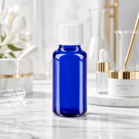 Kleine kobaltblaue Glasflasche 20ml mit kindersicherem weißen Verschluss Detailansicht
