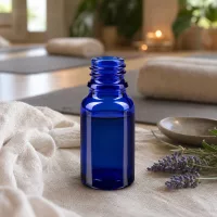 Vielseitige blaue Glasflasche 10ml ApoGlas für Wellness Produkte und natürliche Heilmittel
