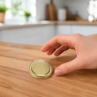 UNiTWIST TO58 gold BioSeal Deckel von oben zeigt glatte Oberfläche und Bördelrand unitemp
