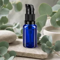 Handliche 10ml Pumpflasche in Apotheker-Blau für Hautpflege und Aromatherapie BlueLine UT18/10