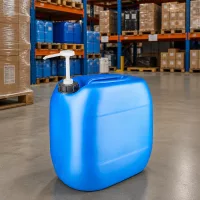 Flacher rechteckiger Kanister 30 Liter Blau mit Pumpverschluss im Lagerhaus
