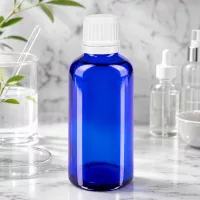 Zylindrische blaue Glasflasche 50ml mit weißem Schraubverschluss und integriertem Tropfer 0,7mm