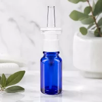 10ml Nasenspray-Behälter aus blauem Schutzglas mit weißem Standardaufsatz
