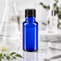 Präzise Dosierung mit blauer 20ml STD Tropfflasche aus chemiebeständigem Glas