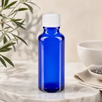 Kleine blaue 30ml Glasflasche mit weißem Verschluss für ätherische Öle und Essenzen