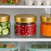 Drei UNiTWIST Rundgläser 80ml nebeneinander im Kühlschrank mit buntem Gemüse befüllt