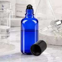 Dunkelblaue 50ml Apothekerglas Roll-On Flasche mit schwarzem Kunststoffverschluss Seitenansicht