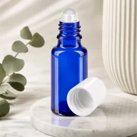 Blaue 20ml Rollflasche aus Apothekenglas mit weißem Deckel für ätherische Öle und Parfum